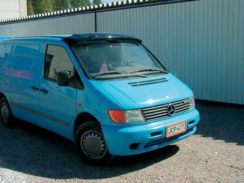 The visor on the windshield (gloss black, 5mm) for Mercedes Vito W638 1996-2003 - Reelken Auto