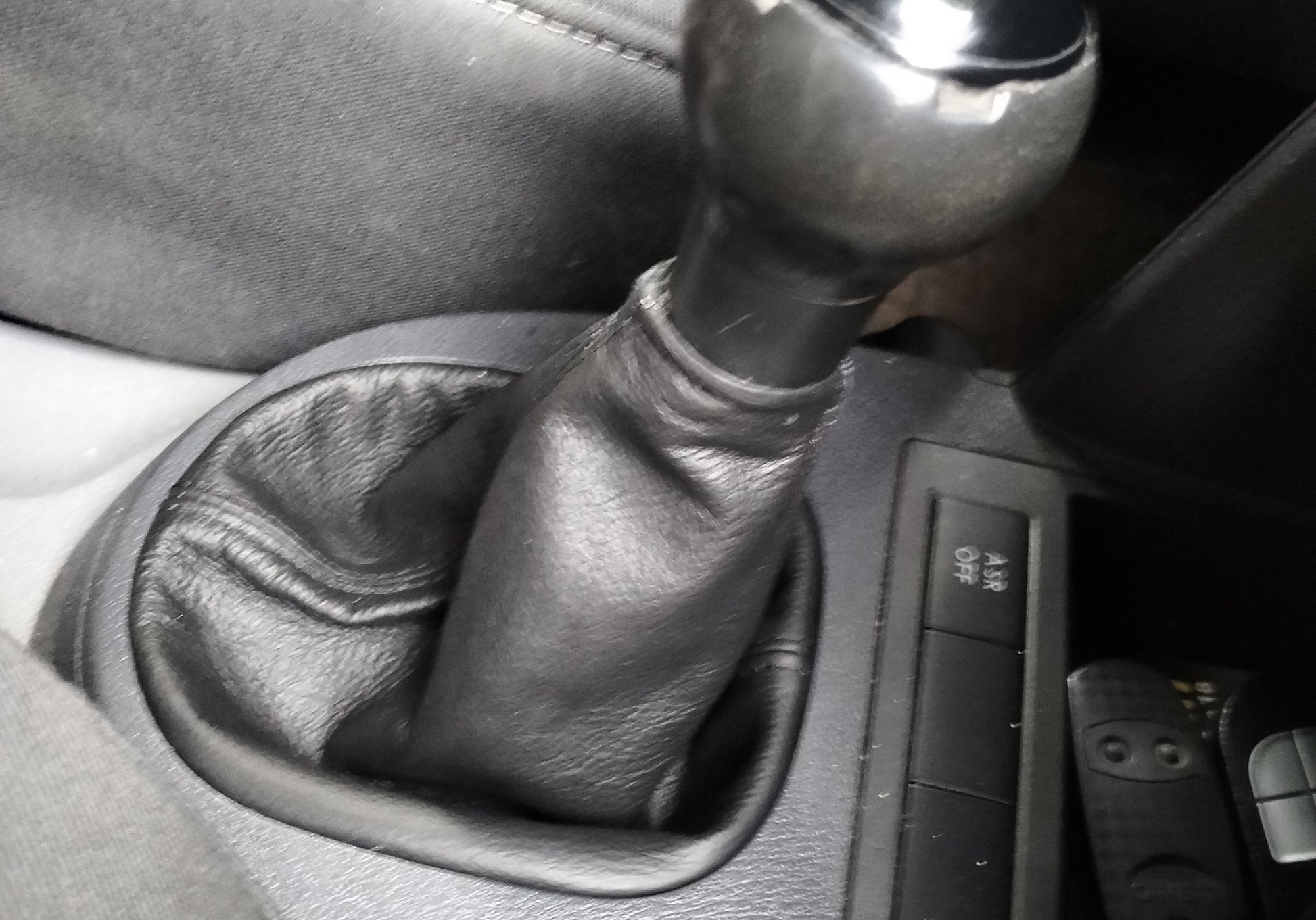 Leather Gear Shift Boot for Volkswagen Caddy 2004-2010 - image 4