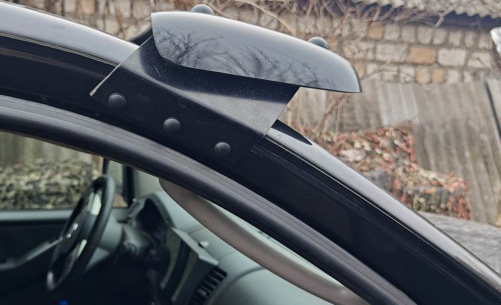 The visor on the windshield (on the frame) for Nissan Navara 2006-2015 - Reelken Auto