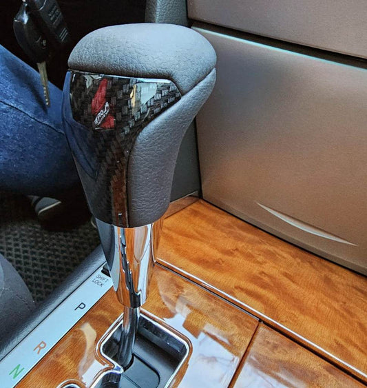 Gear shift knob (Black leather + carbon) for Toyota Land Cruiser 200 - Reelken Auto