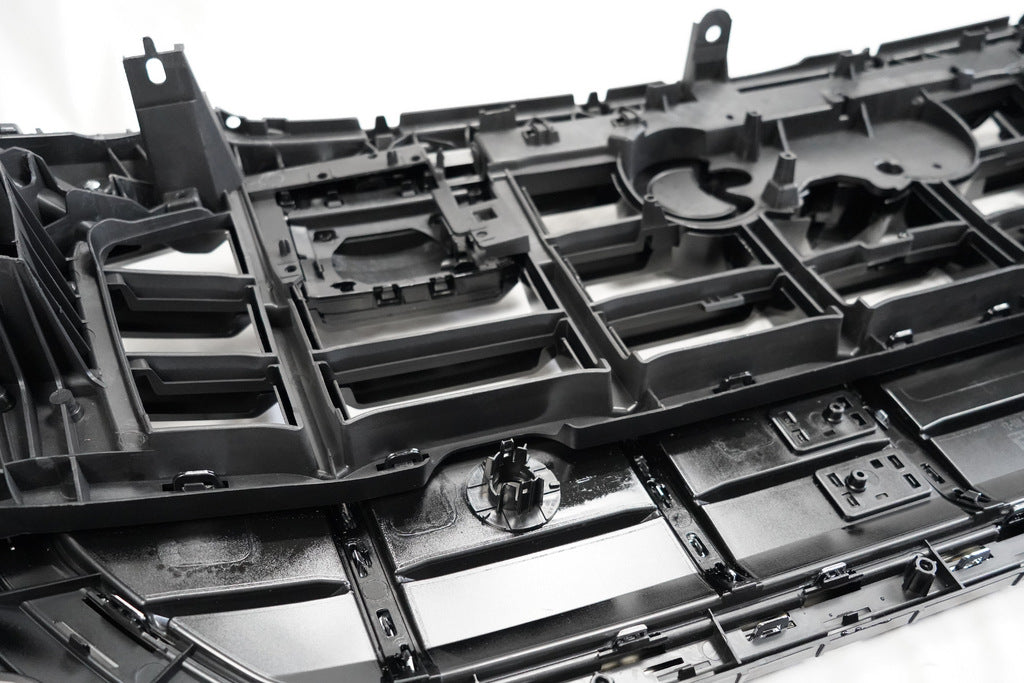SQ-Style Front Grille (2018-2023, Black with Chrome) for Audi Q8 2018- - image 11