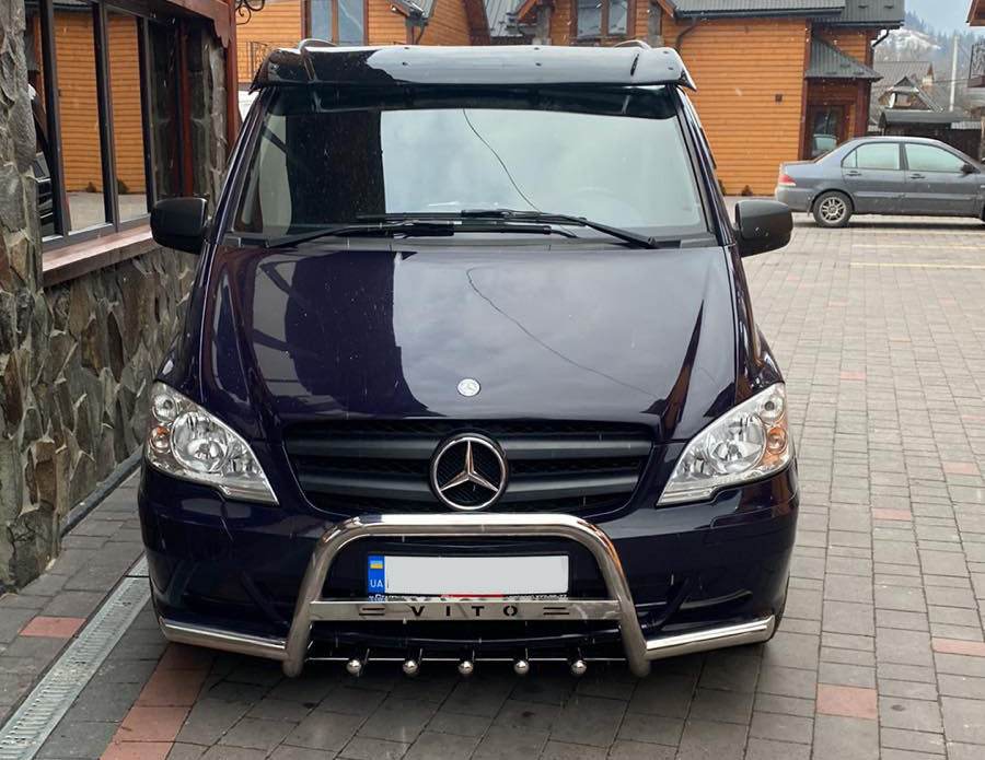 The visor on the windshield (gloss black, 5mm) for Mercedes Vito W639 2004-2014 - Reelken Auto