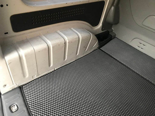 Trunk mat V1 MAXI (EVA, black) for Volkswagen Caddy 2004-2010 - Reelken Auto
