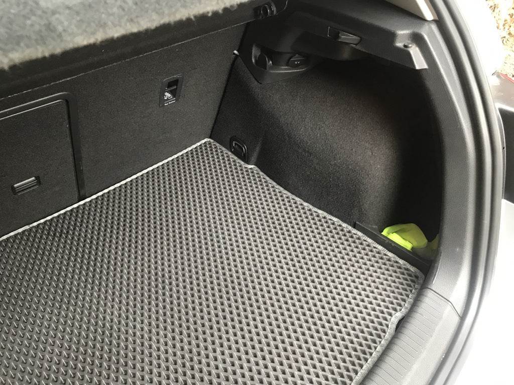 Trunk mat (HB, EVA, black) for Volkswagen Golf 7/E-Golf - Reelken Auto