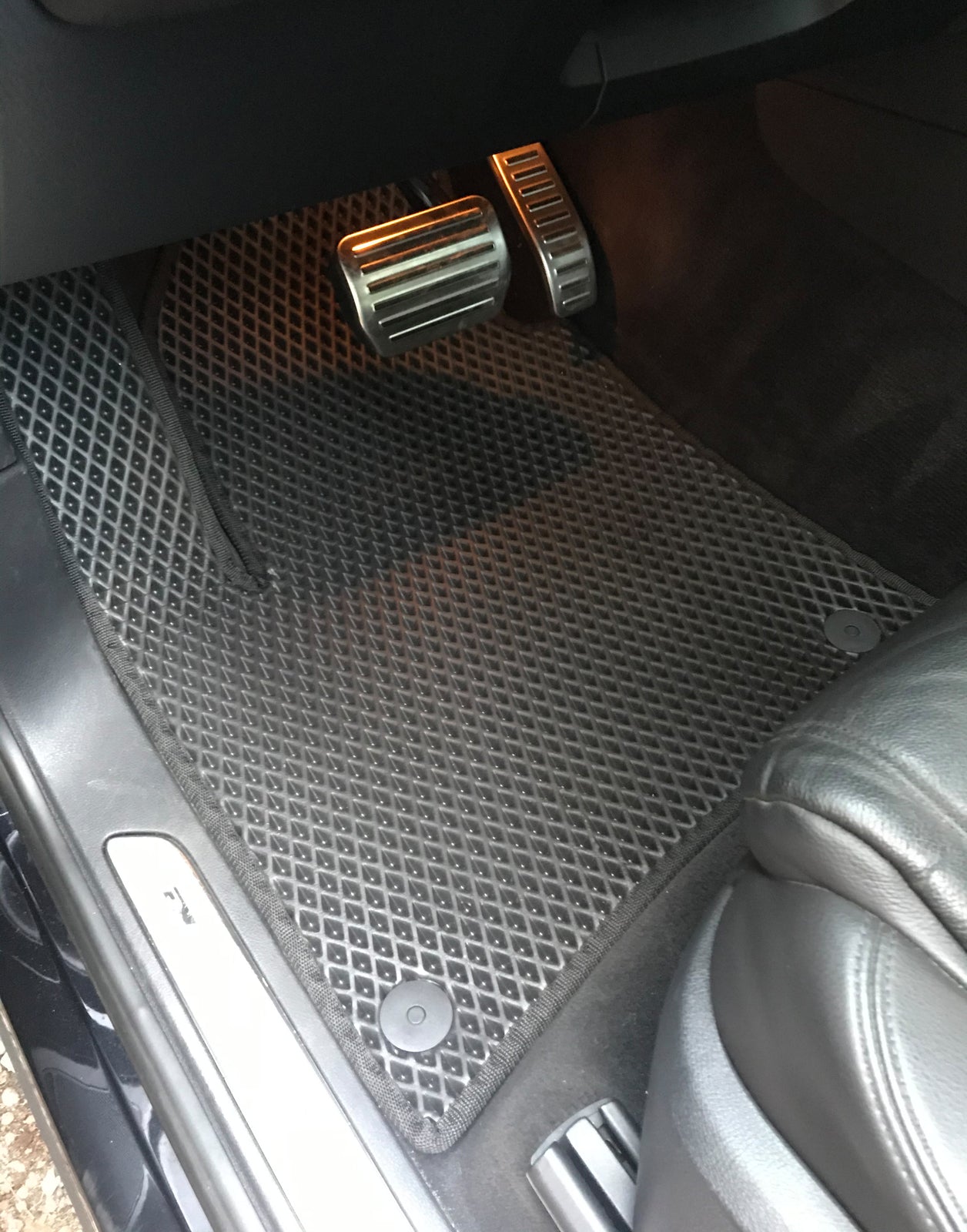 EVA Floor Mats (black) for Volkswagen Touareg 2010-2018 - image 1