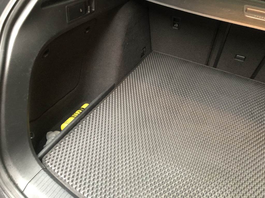 Trunk mat (SW, EVA, black) for Volkswagen Golf 7/E-Golf - Reelken Auto