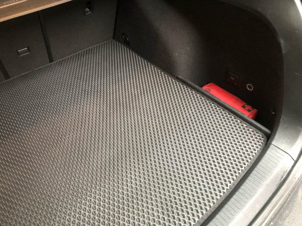 Trunk mat (SW, EVA, black) for Volkswagen Golf 7/E-Golf - Reelken Auto