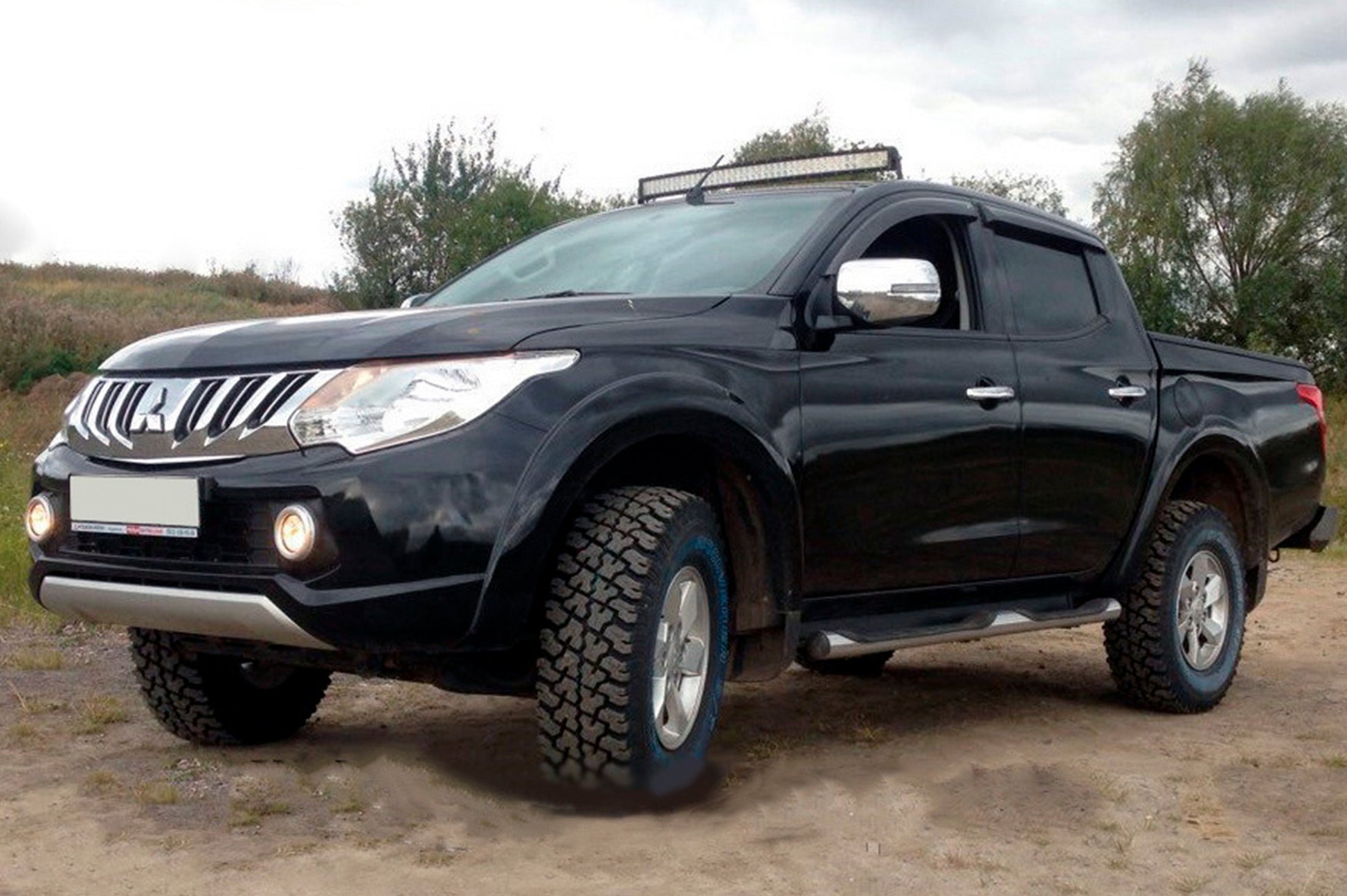 Window Deflectors (4 pcs, HIC) for Mitsubishi L200 2015-2024 - image 1