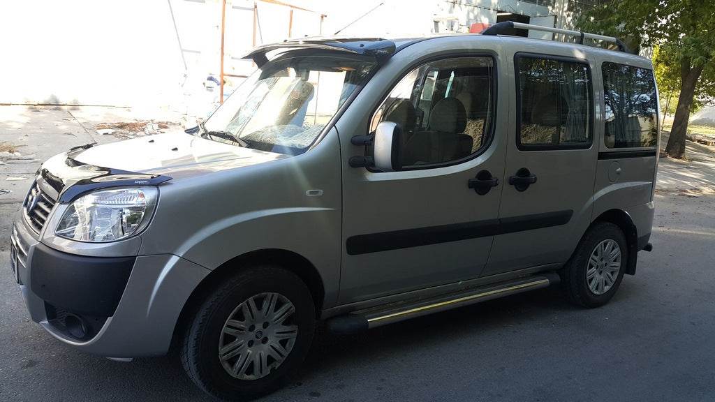 The visor on the windshield (gloss black, 5mm) for Fiat Doblo I 2001-2005 - Reelken Auto