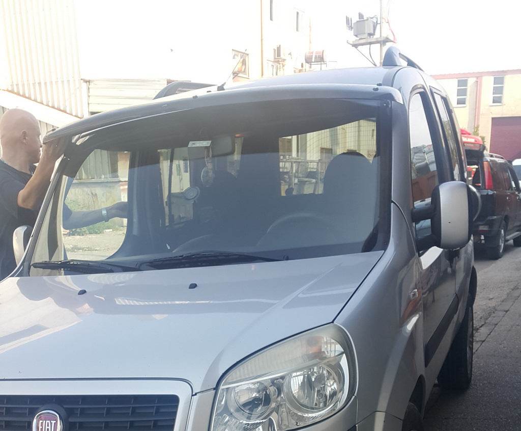 The visor on the windshield (gloss black, 5mm) for Fiat Doblo I 2001-2005 - Reelken Auto