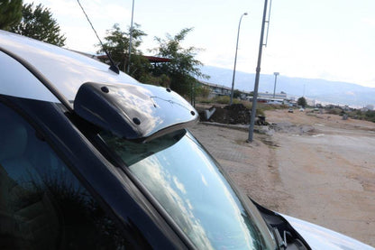 The visor on the windshield (gloss black, 5mm) for Fiat Doblo II 2010-2022 - Reelken Auto
