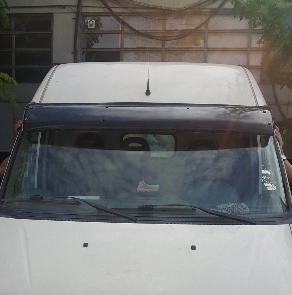 The visor on the windshield (gloss black, 5mm) for Citroen Jumper 1995-2006 - Reelken Auto