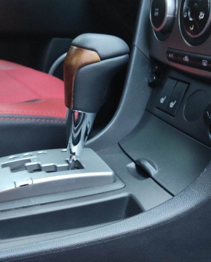 Gear knob (Black leather + light wood) for Toyota Land Cruiser 200 - Reelken Auto