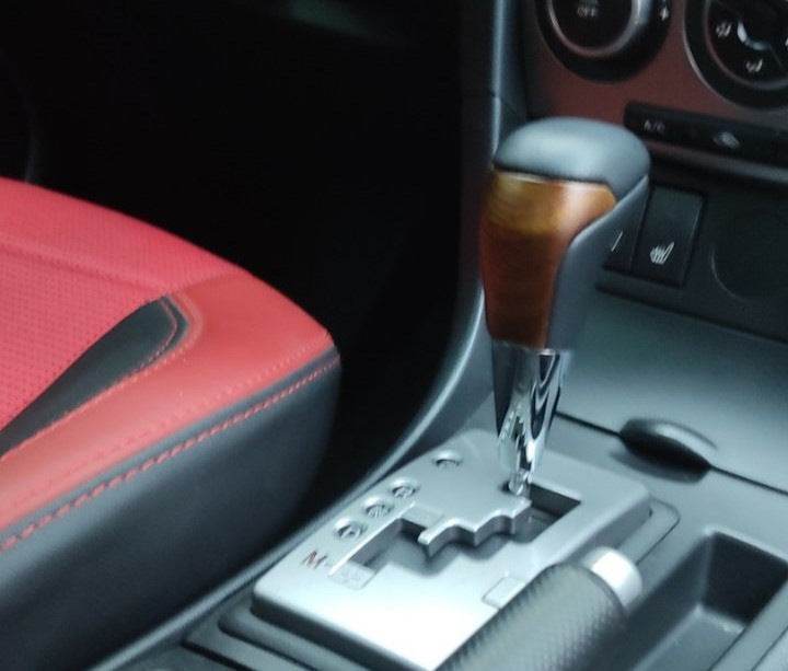 Gear knob (Black leather + light wood) for Toyota Land Cruiser 200 - Reelken Auto