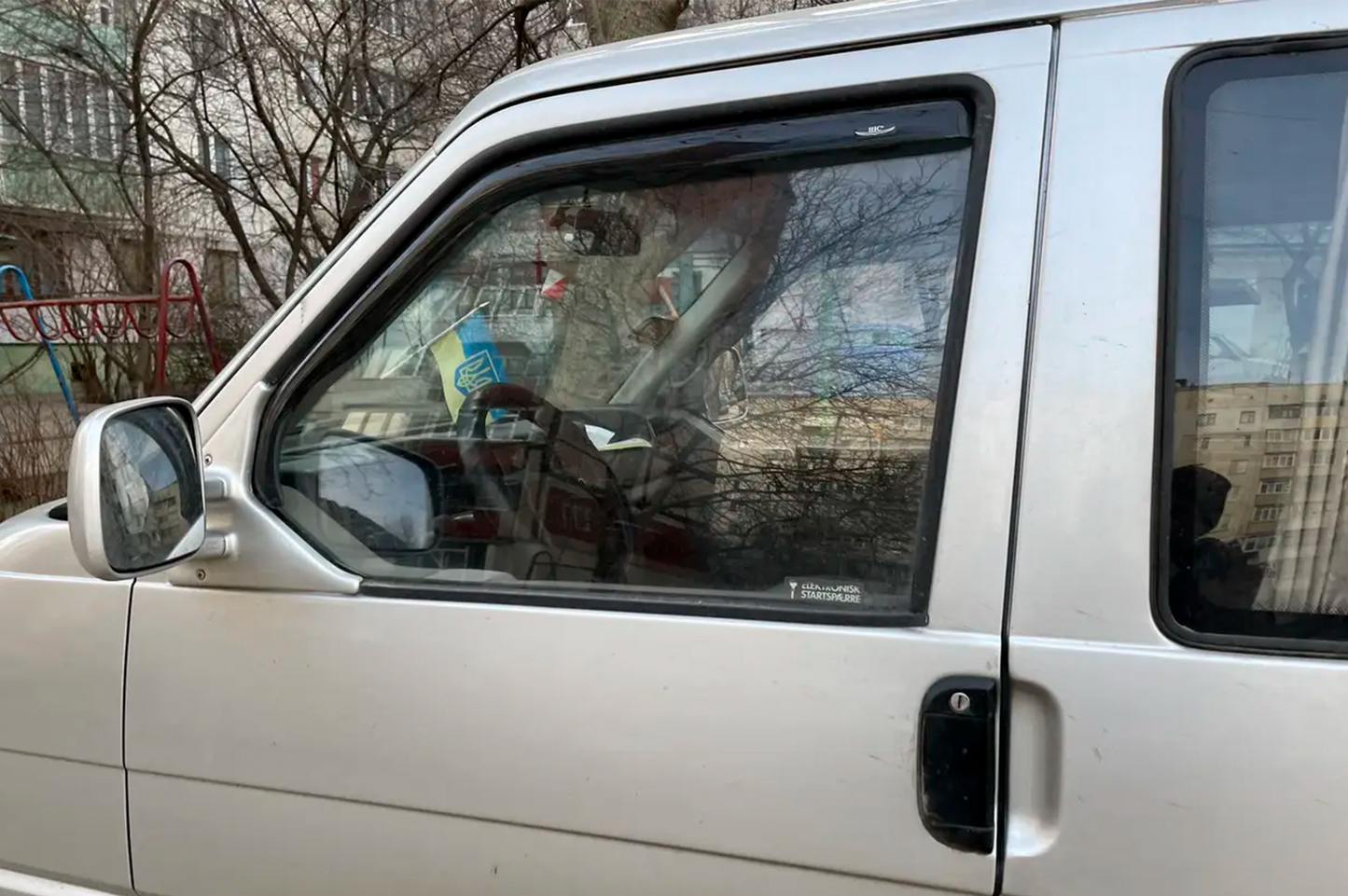 In-channel window deflectors (2 pcs, HIC) for Volkswagen T4 Transporter 1990-2003 - image 1