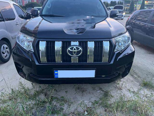 The chrome strips on the grille 2017↗︎ for Toyota Land Cruiser Prado 150 - Reelken Auto