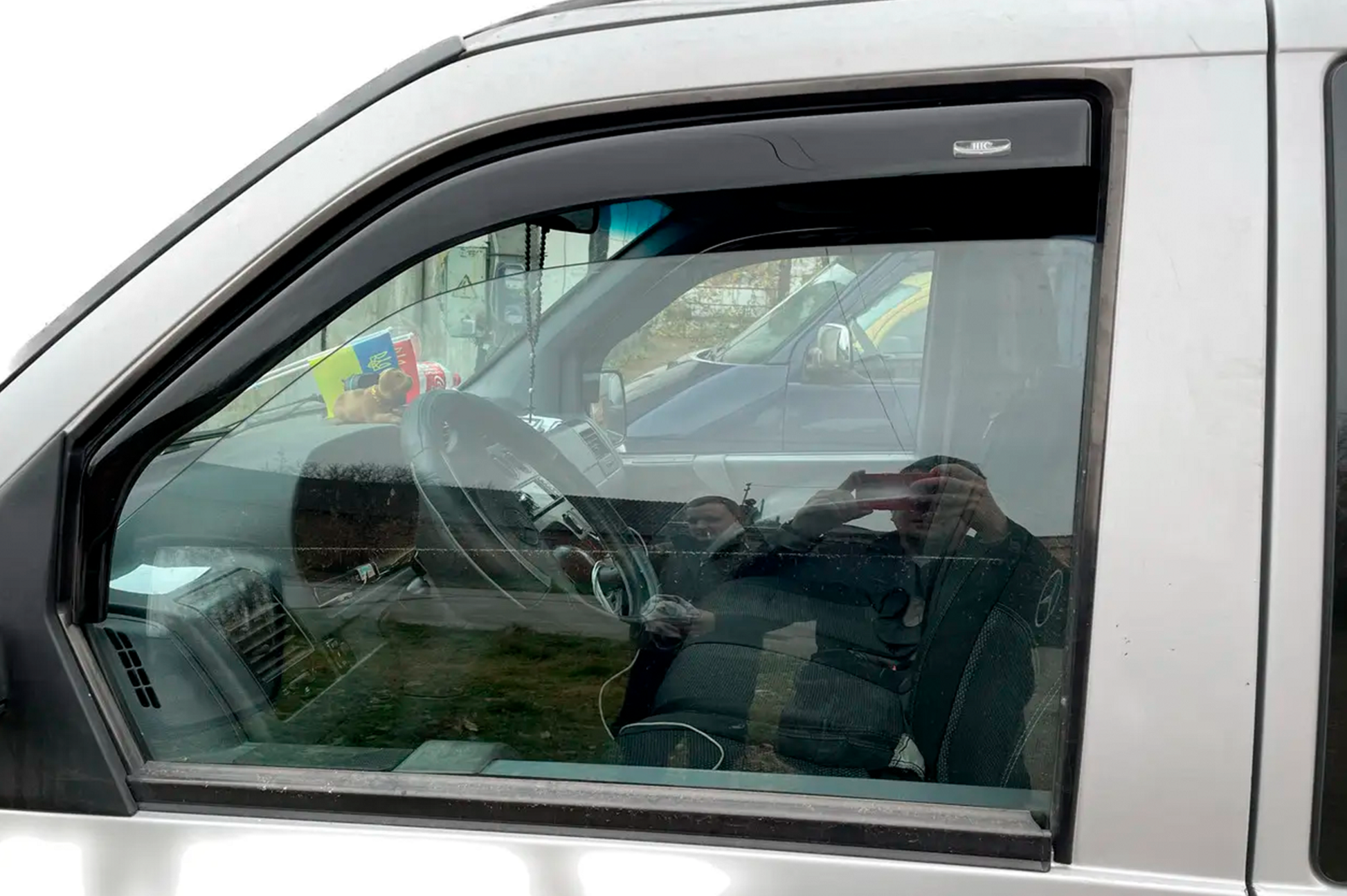 In-channel window deflectors (2 pcs, HIC) for Mercedes Vito W638 1996-2003 - image 6