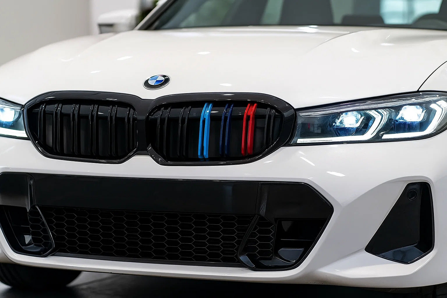 Kidney Grilles M-Look (2022+, M-Color) for BMW 3 Series G20/G21 2018- - image 1
