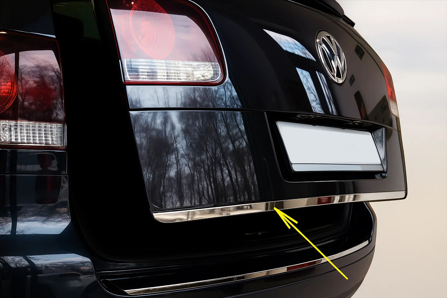 Trunk Lid Chrome Trim for Volkswagen Touareg 2002-2010 - image 1