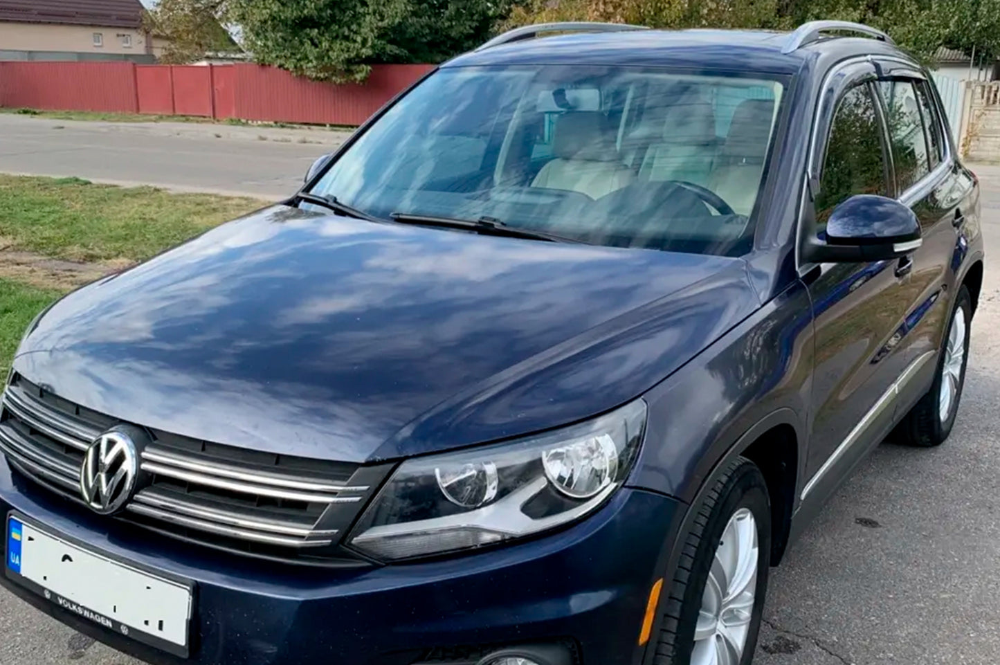 Window deflectors with chrome trim (4 pcs, HIC) for Volkswagen Tiguan 2007-2016 - image 1