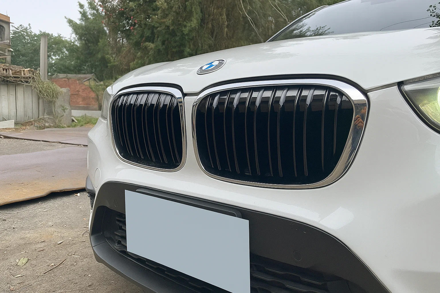 Kidney Grilles M-Look (2015-2019, Gloss Black with Chrome Trim) for BMW X1 F48 2015-2022 - image 1