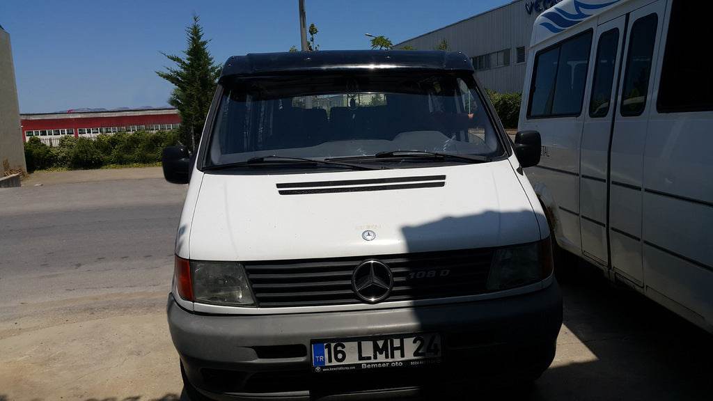 The visor on the windshield (gloss black, 5mm) for Mercedes Vito W638 1996-2003 - Reelken Auto
