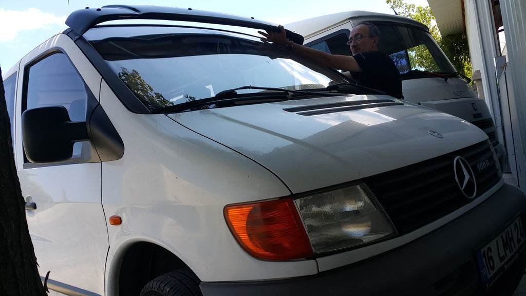 The visor on the windshield (gloss black, 5mm) for Mercedes Vito W638 1996-2003 - Reelken Auto