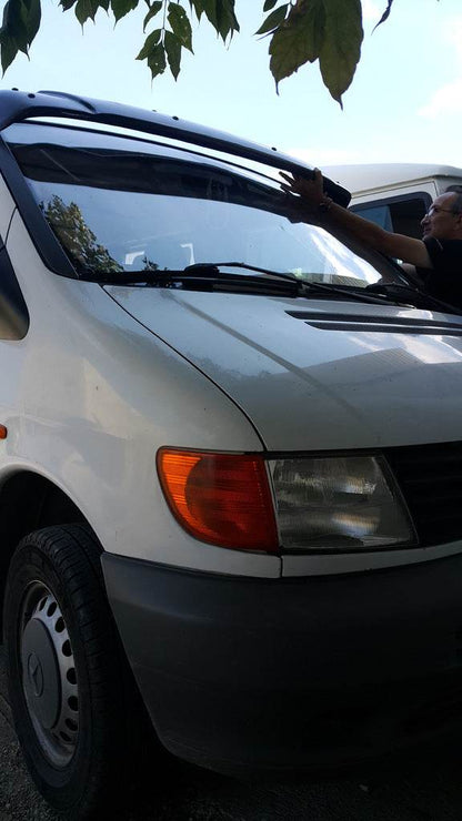 The visor on the windshield (gloss black, 5mm) for Mercedes Vito W638 1996-2003 - Reelken Auto