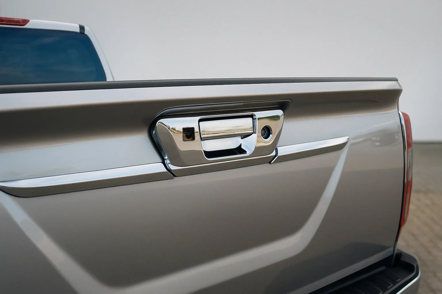 Rear handle cover (for camera, stainless steel) for Nissan Navara/NP300 2016- - image 1