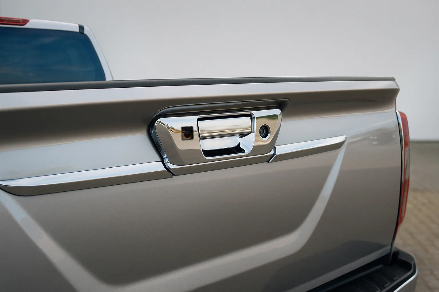 Rear handle cover (for camera, stainless steel) for Nissan Navara/NP300 2016- - image 1