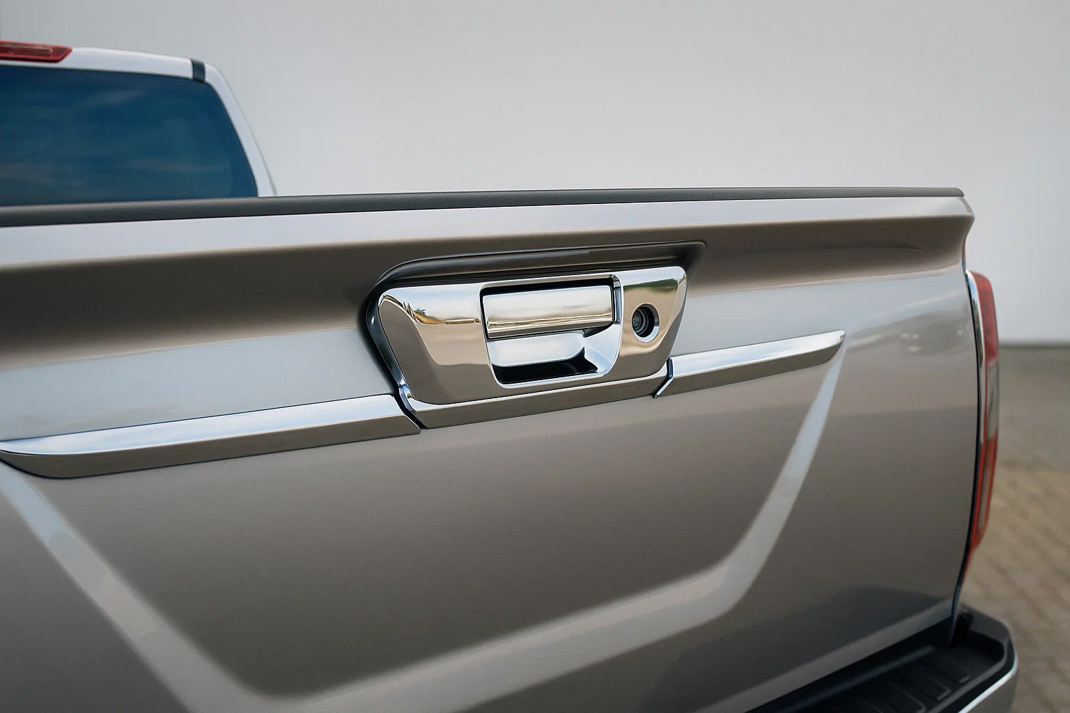 Rear handle cover (without camera, stainless steel) for Nissan Navara/NP300 2016- - image 1