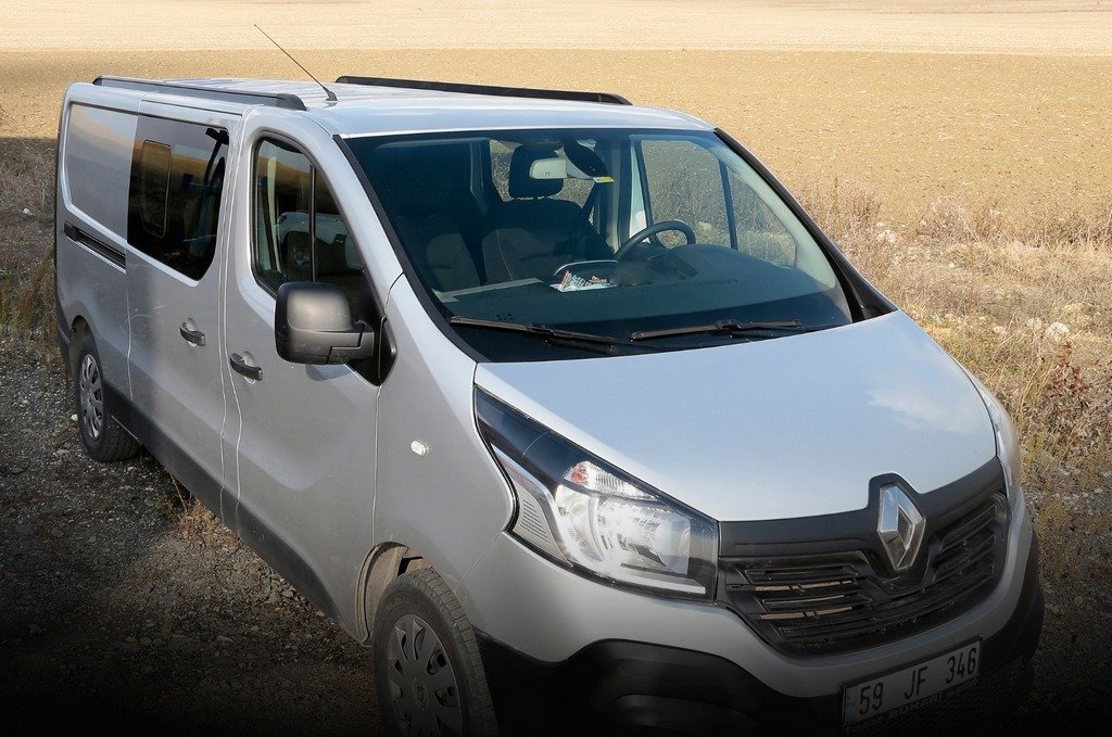 Integrated Roof Rails (black) for Renault Trafic 2015- - image 4