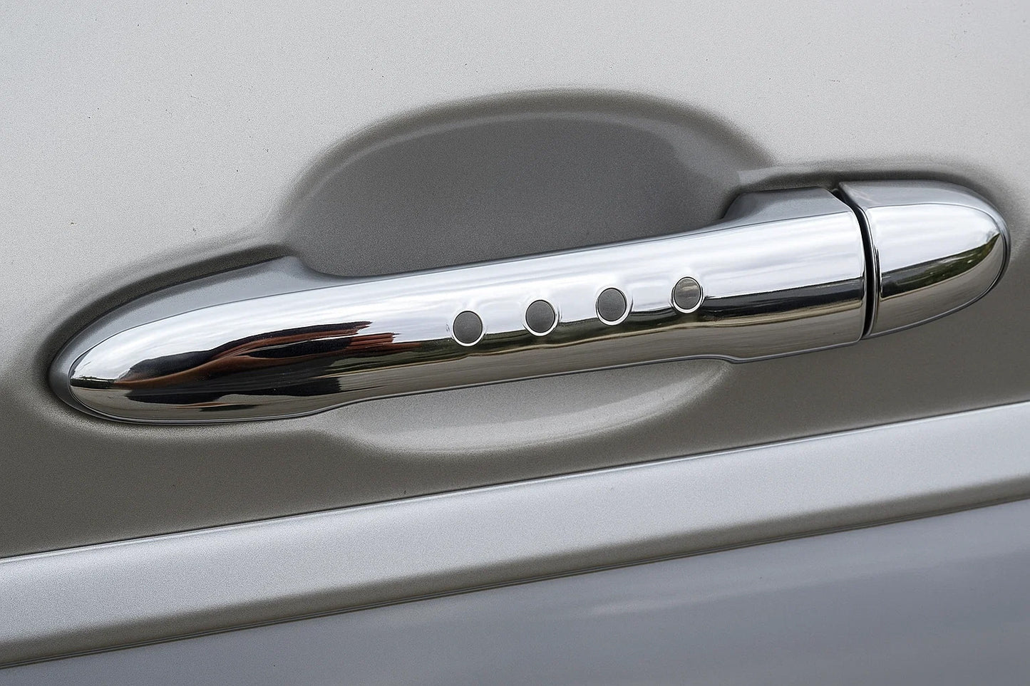 Chrome door handle cover with holes (1 pc, stainless steel) for Mercedes Vito W639 2004-2014 - image 1