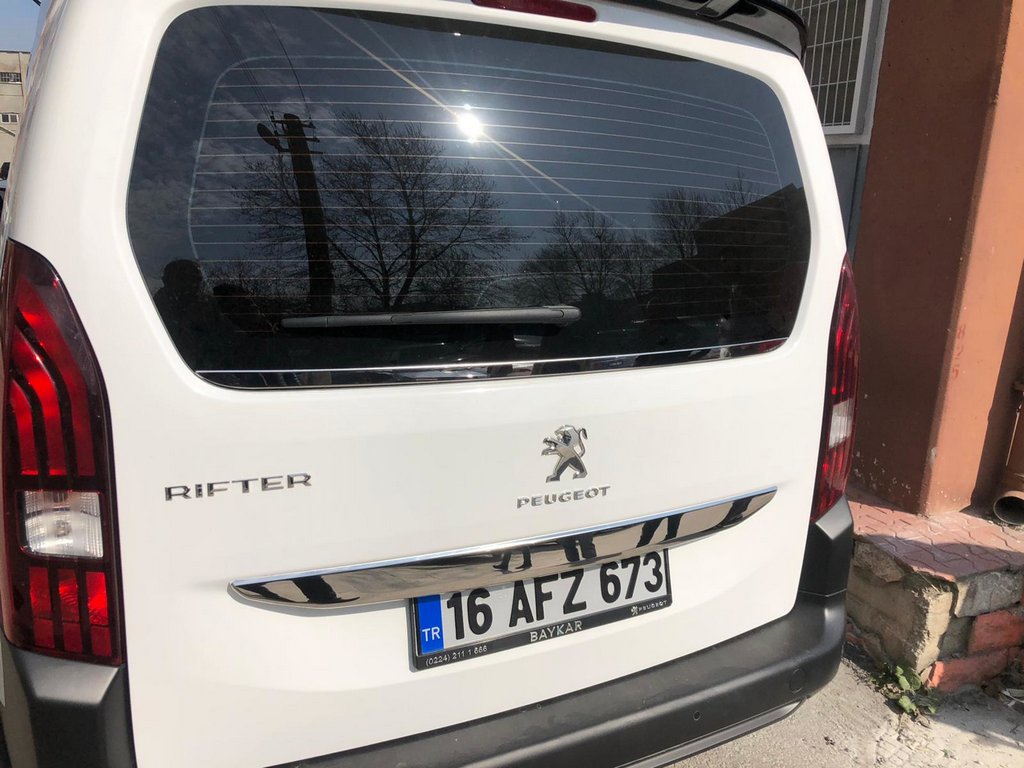 The lower edge of the glass (stainless) for Peugeot Partner/Rifter 2019↗ - image 2