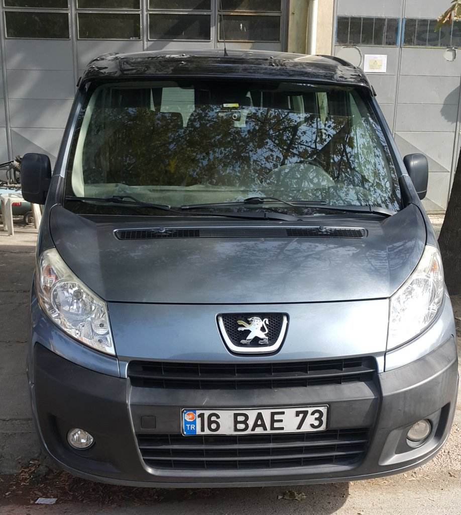 The visor on the windshield (gloss black, 5mm) for Peugeot Expert 2007-2016 - Reelken Auto