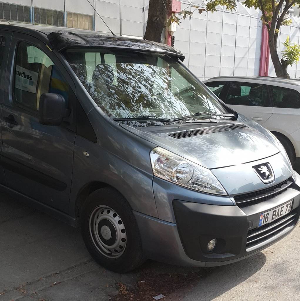 The visor on the windshield (gloss black, 5mm) for Citroen Jumpy 2007-2017 - Reelken Auto