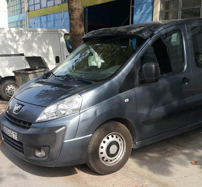 The visor on the windshield (gloss black, 5mm) for Peugeot Expert 2007-2016 - Reelken Auto