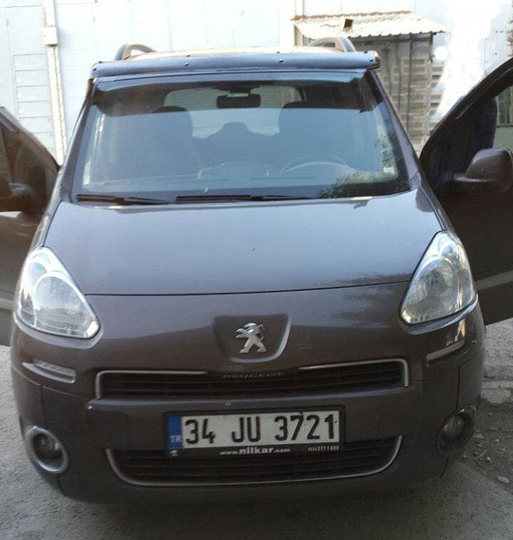 The visor on the windshield (gloss black, 5mm) for Peugeot Partner Tepee 2008-2018 - Reelken Auto