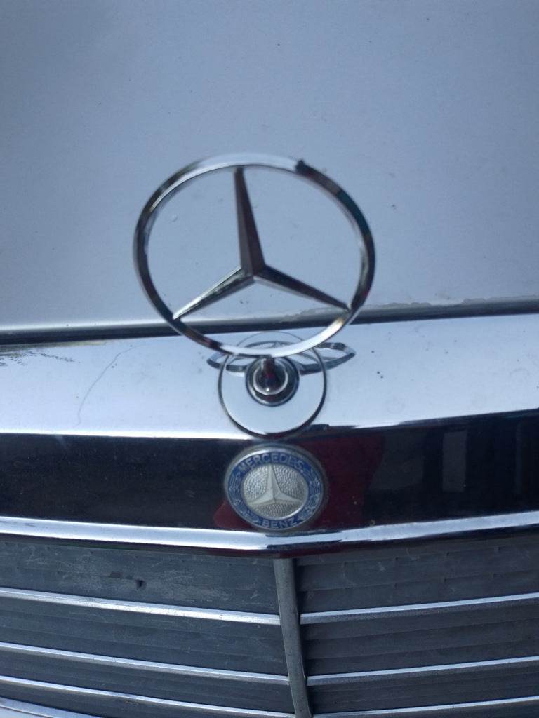 Sight emblem without inscription (for 1984-1993) for Mercedes E-class W124 1984-1997 - Reelken Auto
