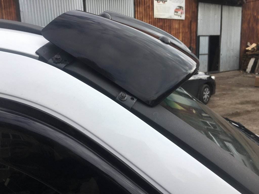 The visor on the windshield (gloss black, 5mm) for Mercedes Vito W638 1996-2003 - Reelken Auto