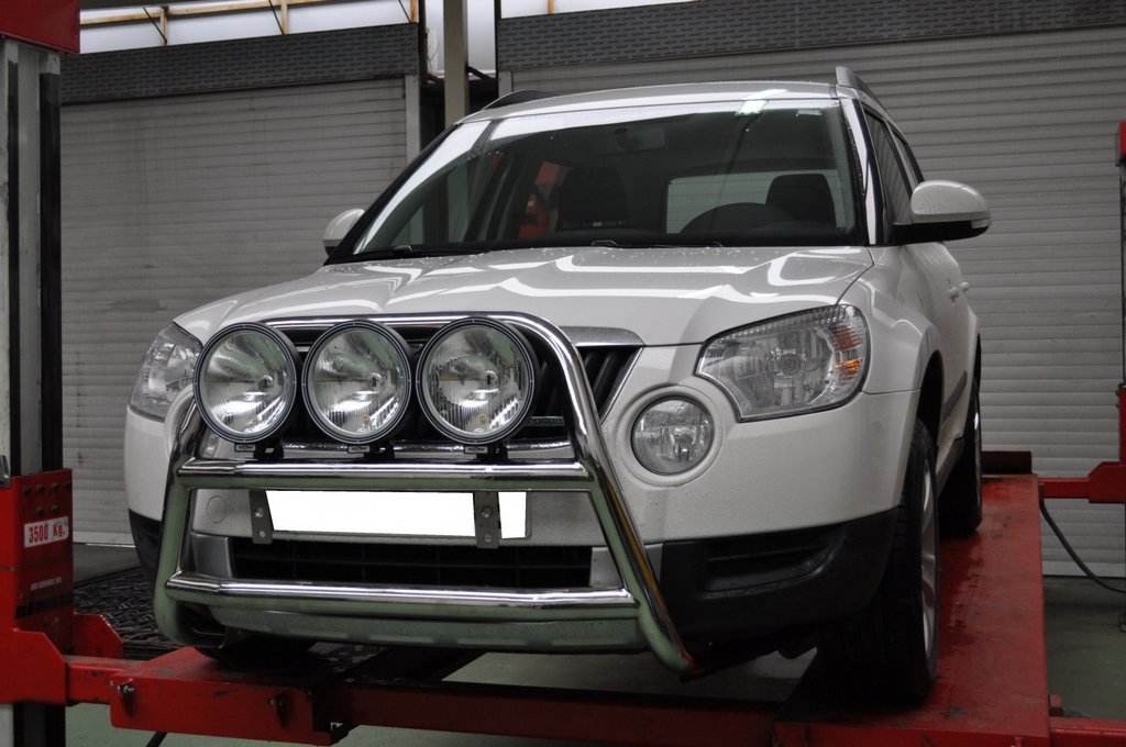 The WT018 bumper guard (stainless) for Skoda Yeti 2009-2017 - Reelken Auto