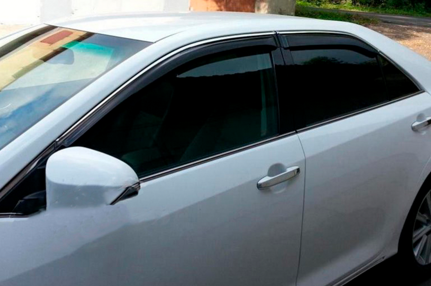 Window Deflectors with Chrome Trim SD (4 pcs, HIC) for Toyota Avensis 2009-2018 - image 1
