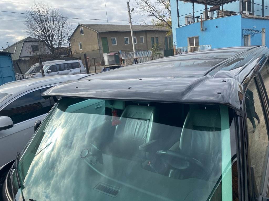 The visor on the windshield (gloss black, 5mm) for Volkswagen T4 Caravelle/Multivan - Reelken Auto