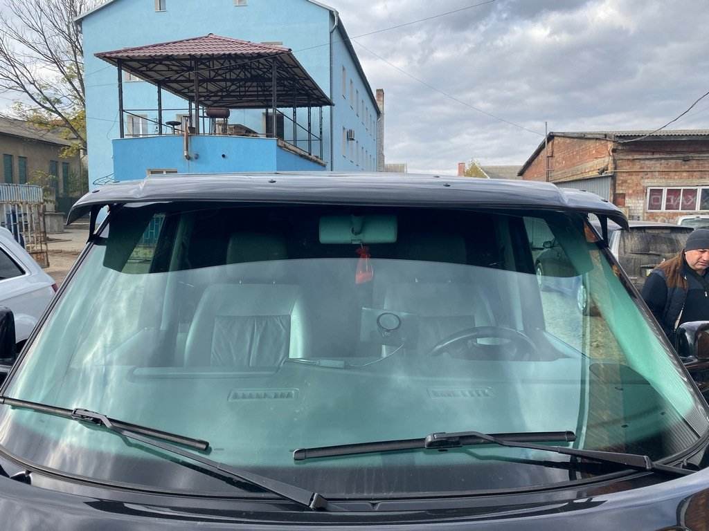 The visor on the windshield (gloss black, 5mm) for Volkswagen T4 Caravelle/Multivan - Reelken Auto
