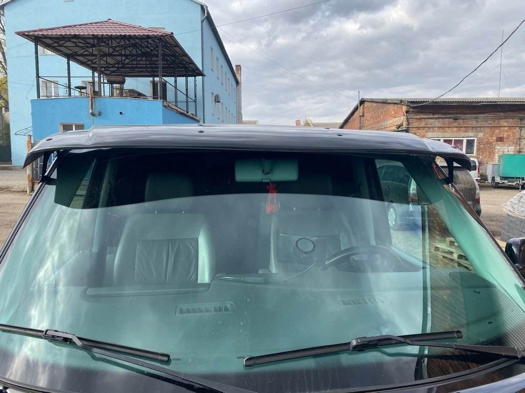 The visor on the windshield (gloss black, 5mm) for Volkswagen T4 Caravelle/Multivan - Reelken Auto