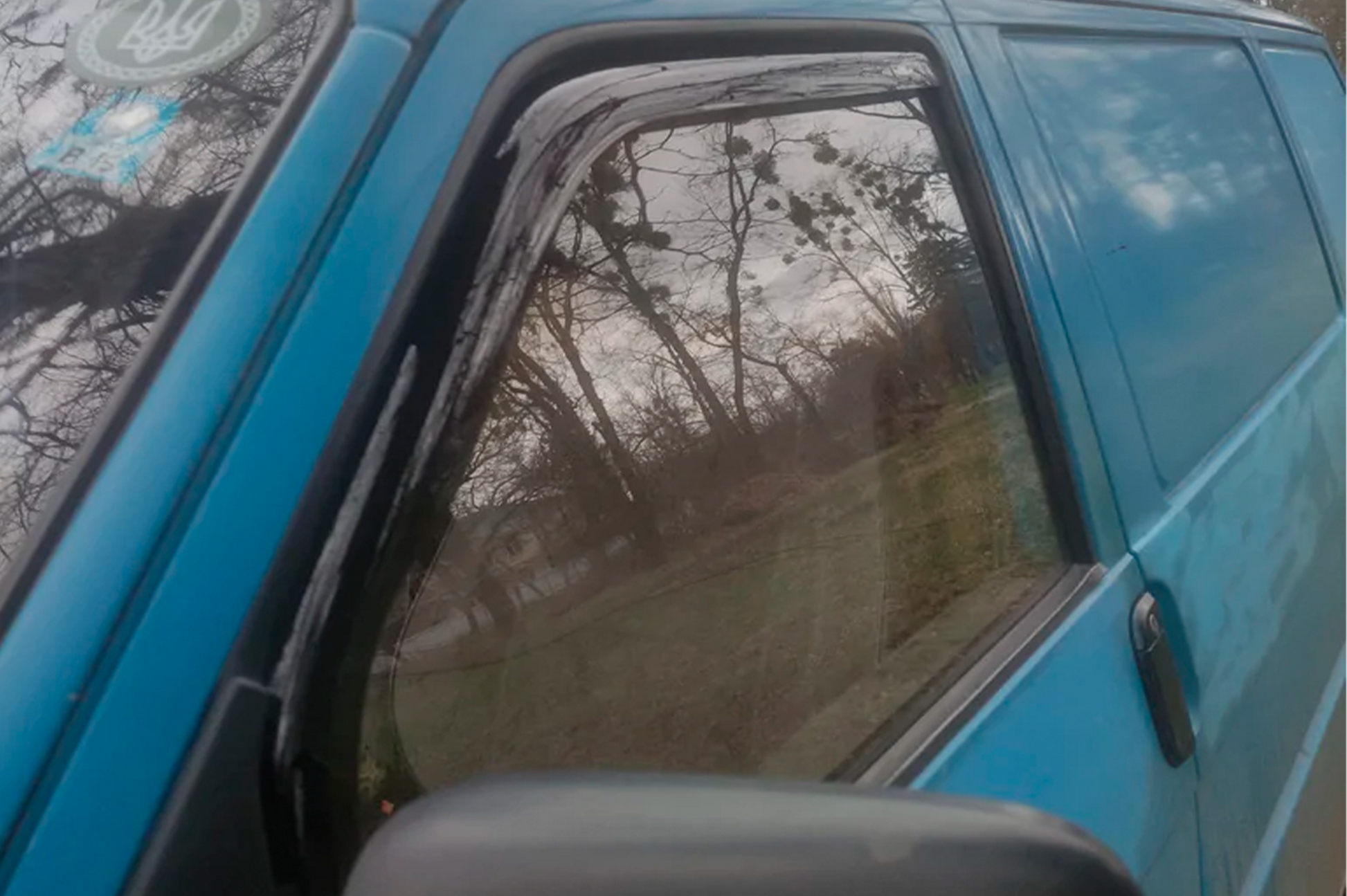 In-channel window deflectors (2 pcs, HIC) for Volkswagen T4 Caravelle/Multivan 1990-2003 - image 7