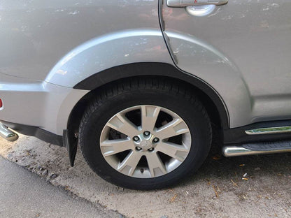 The pads on the arches (4 pieces, black) for Mitsubishi Outlander 2006-2012 - Reelken Auto