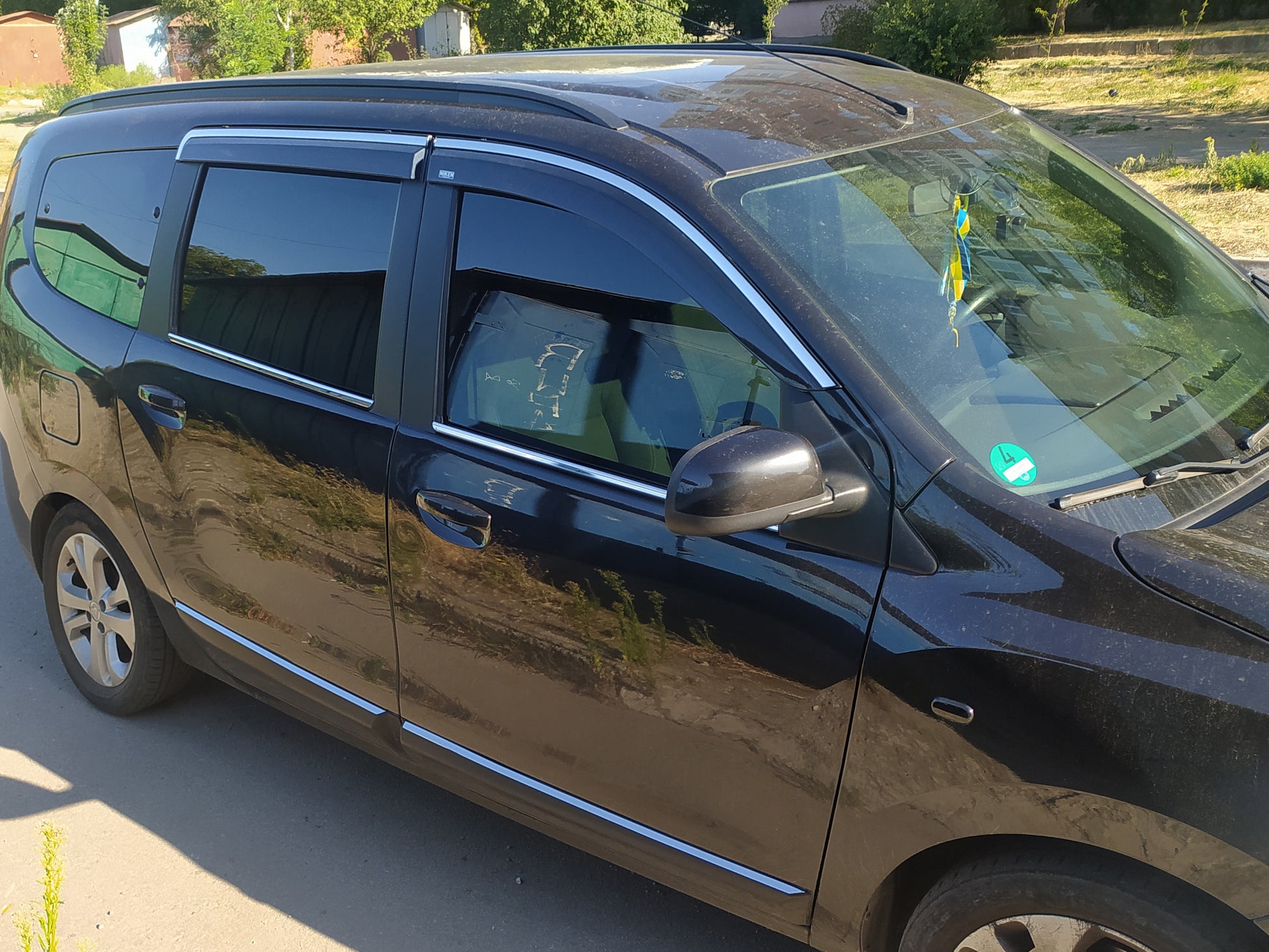 Window deflectors with chrome trim (4 pcs, Niken) for Dacia Lodgy 2012-2022 - image 1