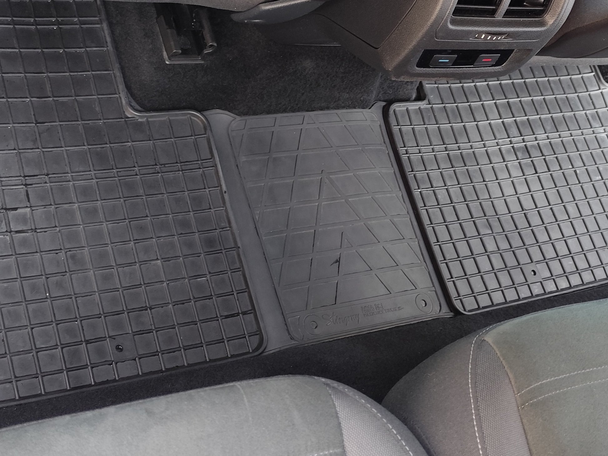 Rear Tunnel Rubber Mat (Stingray Premium) for Volkswagen Touran 2015- - image 4