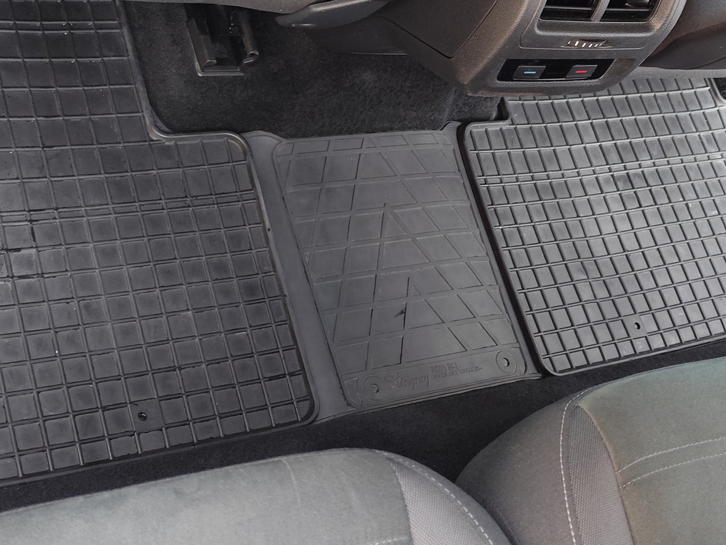 Rear Tunnel Rubber Mat (Stingray Premium) for Volkswagen Touran 2015- - image 4